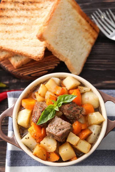 Zapiekanka z smaczne mięso i ziemniaki na stole — Zdjęcie stockowe