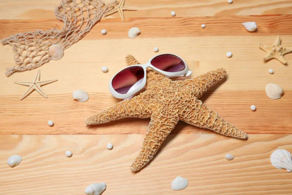 Child's sunglasses and starfish — Stock Photo, Image