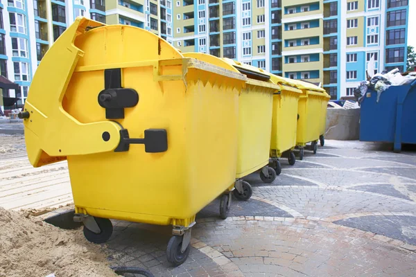 Recipientes de basura amarilla al aire libre — Foto de Stock