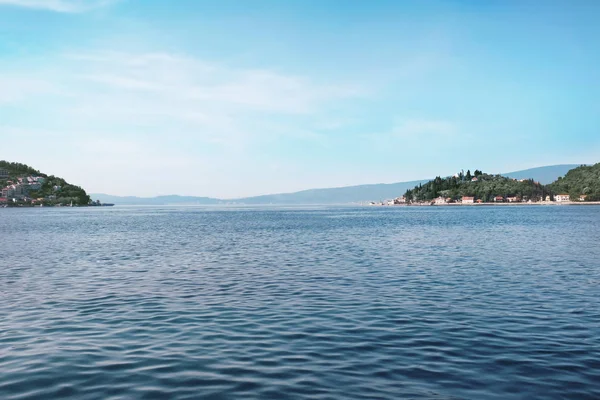 Güzel sahil üzerinde küçük şehir manzaralı — Stok fotoğraf