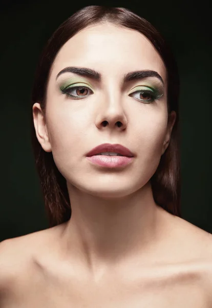 Ung vacker kvinna med fancy makeup — Stockfoto