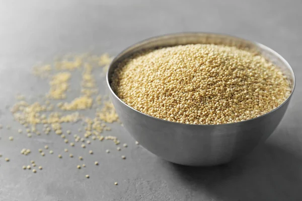 Metal kabın içinde ham quinoa