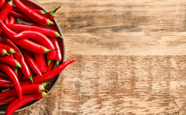 Ahşap masa üzerinde kırmızı pul biber ile plaka