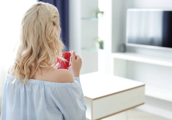 Bella donna che beve caffè in soggiorno a casa — Foto Stock