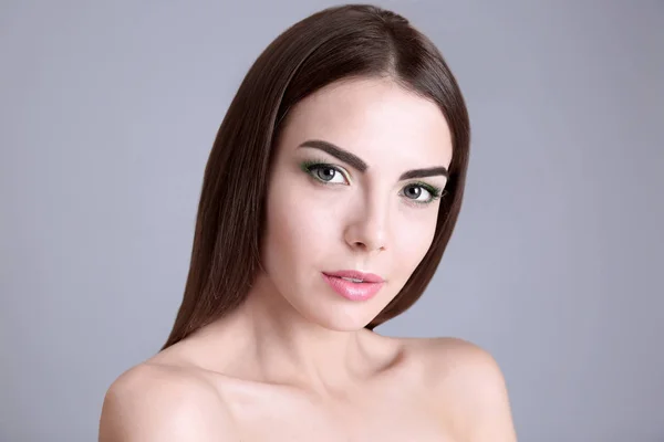 Jovem mulher bonita com maquiagem extravagante — Fotografia de Stock
