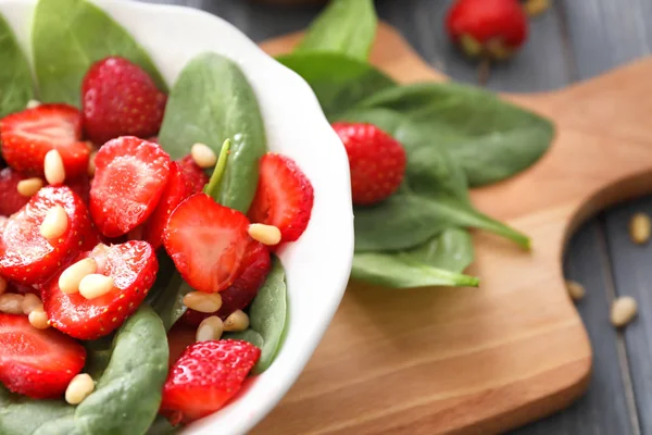 Salladstallrik med spenat — Stockfoto