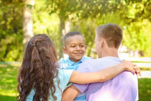 Jovem família com adotivo afro-americano menino ao ar livre — Fotografia de Stock