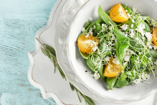 Тарелка с салатом из суперпродуктов на столе — стоковое фото