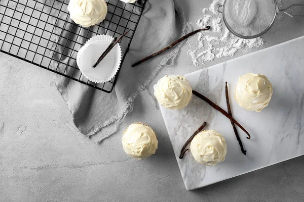 Samenstelling met lekkere vanille cupcakes op tafel — Stockfoto