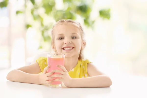 Jolie fille avec un verre de limonade fraîche dans le café — Photo