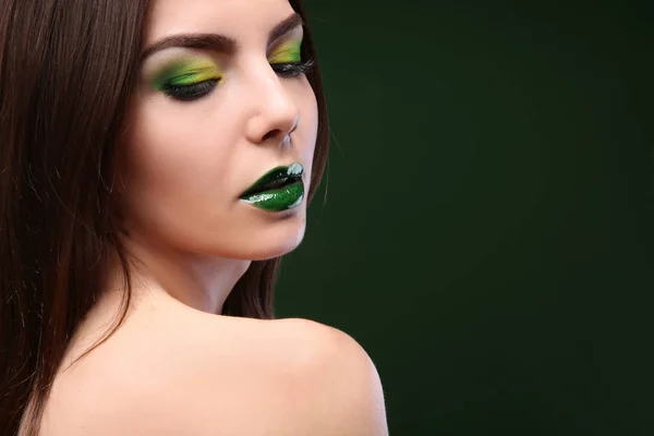 Ung kvinna med fancy makeup — Stockfoto