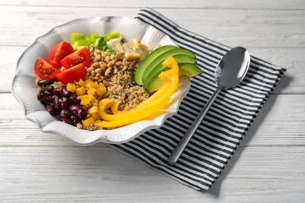 quinoa ile sebze salatası  