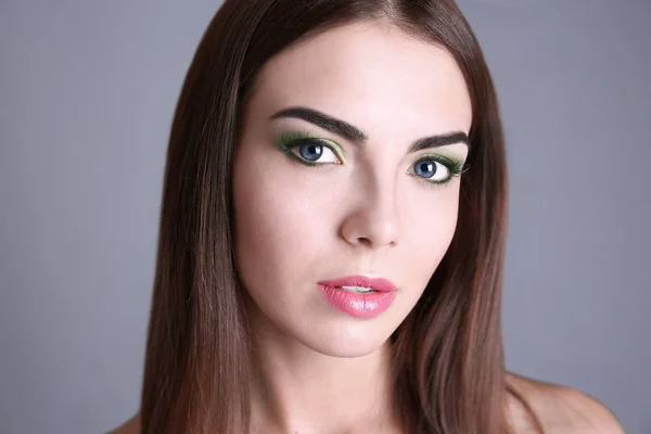 Jovem mulher bonita com maquiagem extravagante — Fotografia de Stock