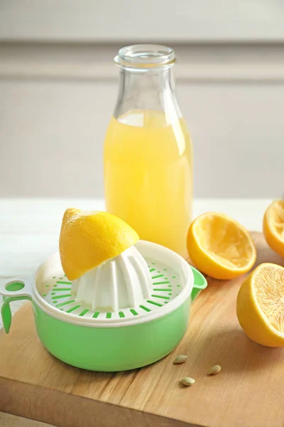 Wyciskacz do cytryny na stole w kuchni — Zdjęcie stockowe
