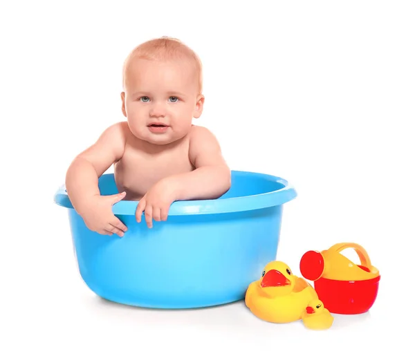 Lindo lavado de bebé en el lavabo de baño sobre fondo blanco — Foto de Stock