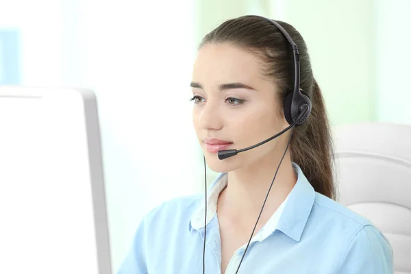 Jeune femme répartitrice du soutien technique travaillant dans le bureau — Photo