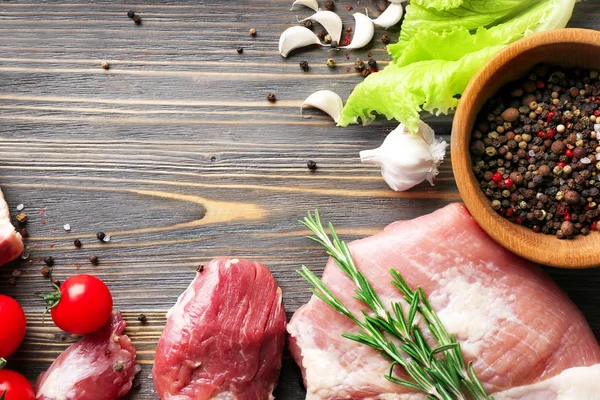 Mutfak masasının üzerinde farklı taze et parçaları