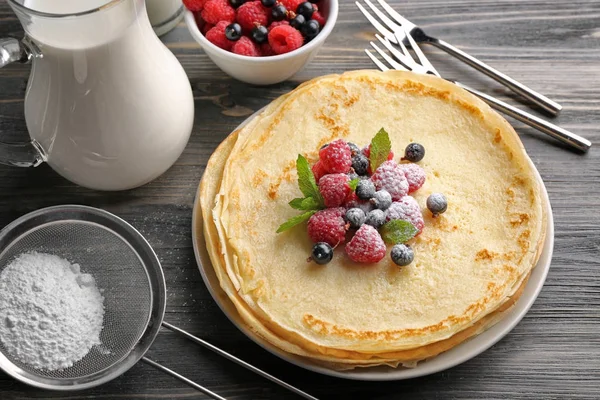 Composition avec crêpes et baies sur table en bois — Photo