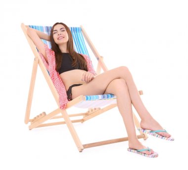 Güzel ve genç birbayan şezlong üzerinde 