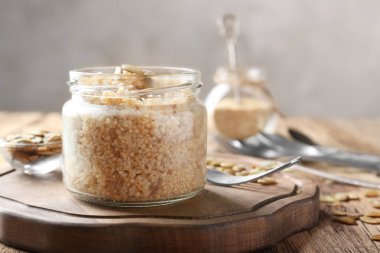 Kavanozların içinde pişmiş quinoa 