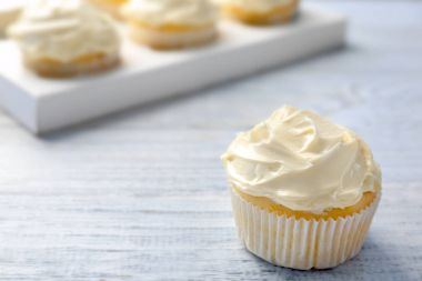 Ahşap masa üzerinde lezzetli vanilyalı kek