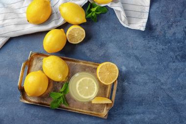 Bardak taze limon suyu masada ile güzel kompozisyon