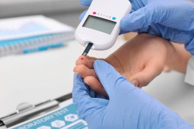 Lateks eldiven hastanın Glikoz seviyesi dijital Şeker Ölçüm ile hastanede test tıbbi teknisyen