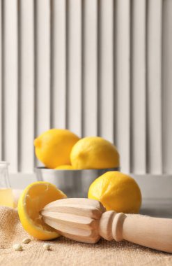 Ahşap sıkacağı ve limon masada