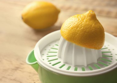 Limon sıkacağı ahşap masa, closeup üzerinde