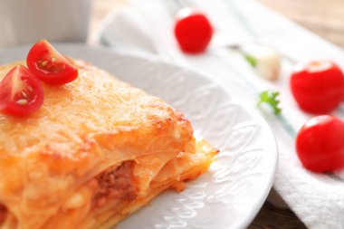 Lezzetli lazanya ile plaka 