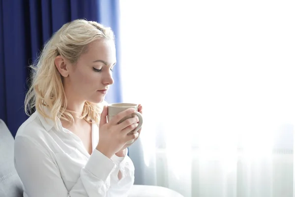 Schöne Frau trinkt Kaffee zu Hause — Stockfoto