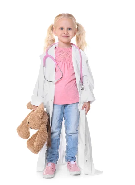 Bambina in cappotto medico con coniglietto isolato su bianco — Foto Stock