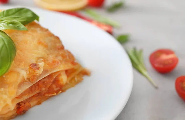 Plaat met smakelijke lasagne — Stockfoto