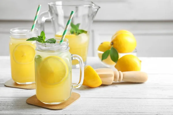 Tarro Mason con limonada fresca sobre mesa de madera —  Fotos de Stock