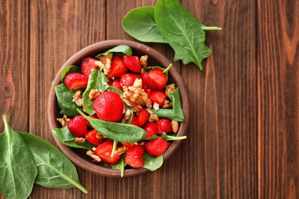 Assiette de salade aux épinards — Photo