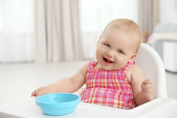 Niña comiendo en el interior — Foto de Stock