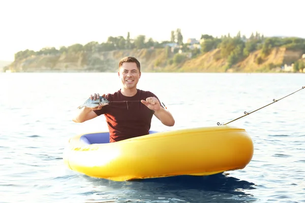 Mann fischt von Schlauchboot auf Fluss — Stockfoto