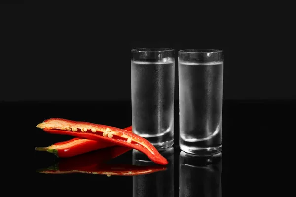 ドリンク、黒の背景に赤唐辛子と 2 つのメガネ — ストック写真