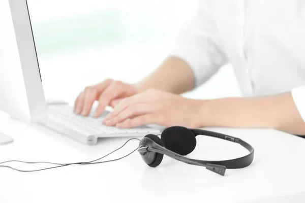 Headset on table of technical support agent — Stock Photo, Image