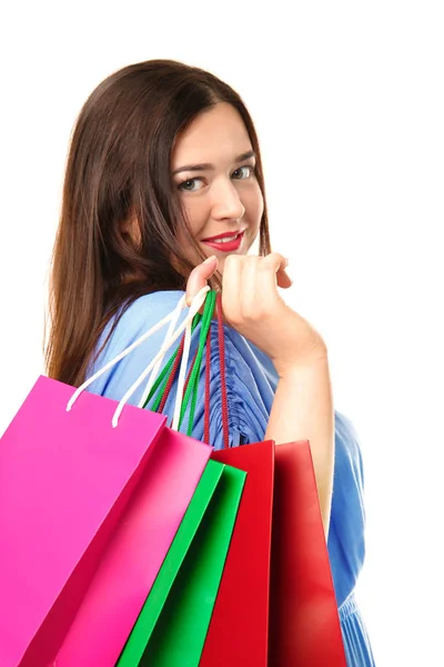 Mulher com sobrepeso elegante bonita com sacos de compras no fundo branco — Fotografia de Stock