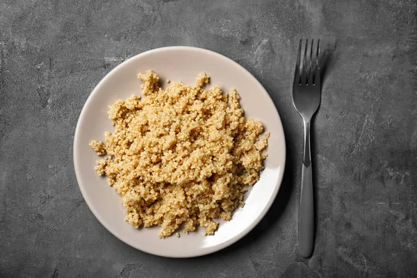 Gekochte Quinoa auf grauem Hintergrund — Stockfoto