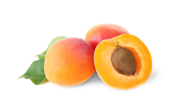 Färska aprikoser på vit bakgrund — Stockfoto