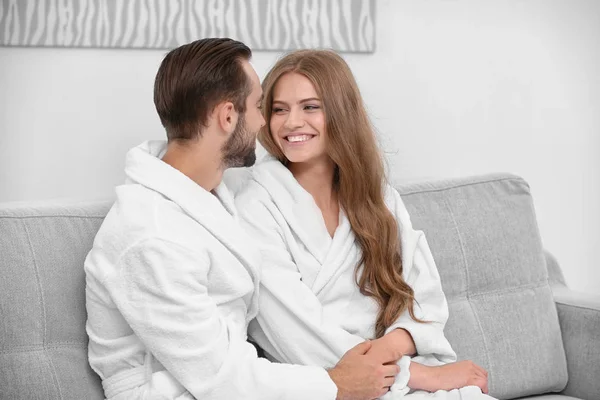 Unga älskande par i badrockar — Stockfoto