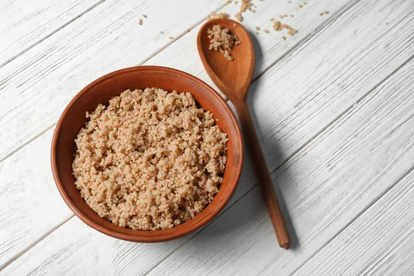 Gekochte Quinoa in Schüssel — Stockfoto