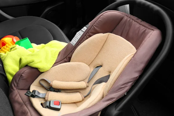 Asiento de seguridad para niños vacío en el coche — Foto de Stock