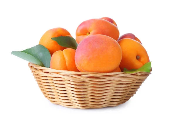 Свежие абрикосы на белом — стоковое фото