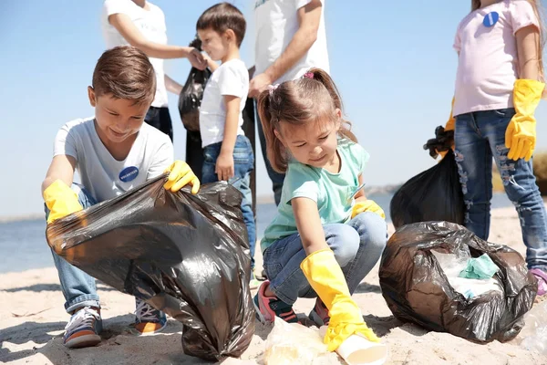 봉사자와 해변에 쓰레기를 — 스톡 사진