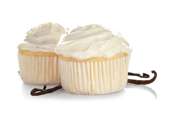 Sabrosos cupcakes de vainilla sobre fondo blanco — Foto de Stock