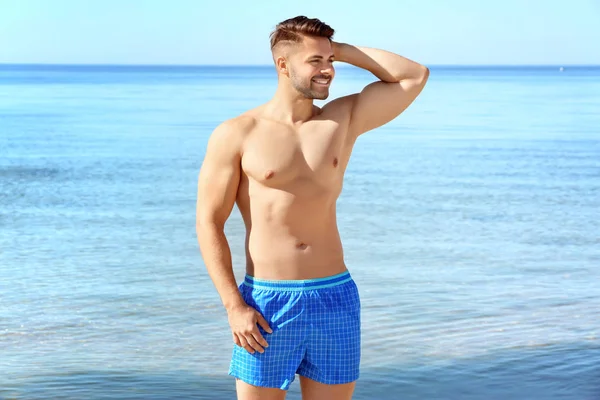 Yakışıklı genç deniz plaj