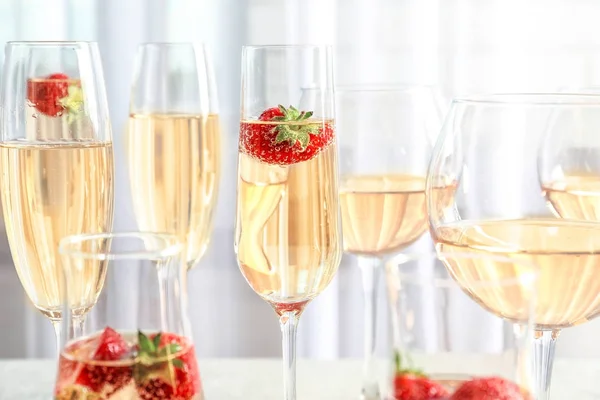 Delizioso vino con fragole — Foto Stock